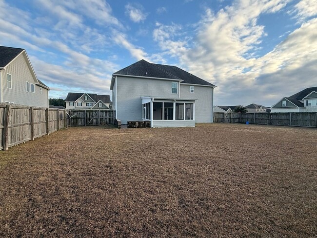 Building Photo - 5 bedroom, 4 bath House