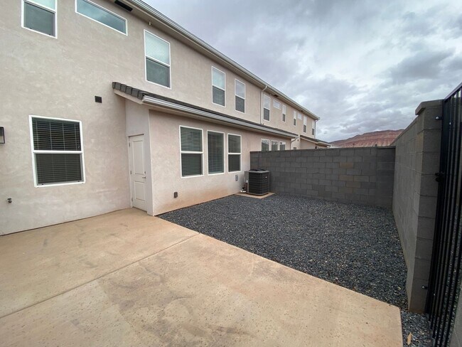 Building Photo - Mustang Townhome!!