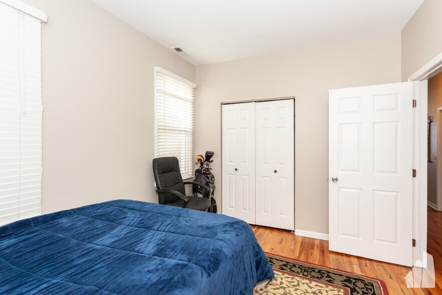 Building Photo - 2440 N Ashland Ave