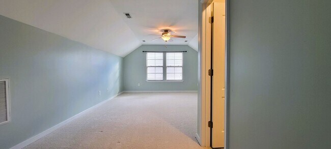 Building Photo - Large 4 bedroom 3 1/2 bath home that backs up to the 15th green in Magnolia Green.
