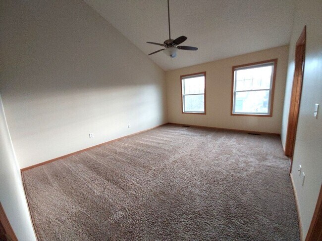 Building Photo - Great 3 Bedroom Townhome in Dancing Waters of Woodbury