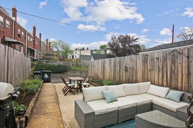 Building Photo - 1334 Downing St NE