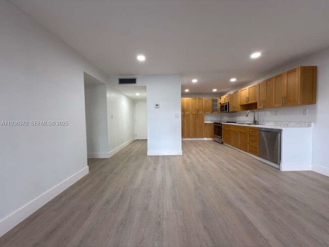 Building Photo - 9001 Jacaranda Ln