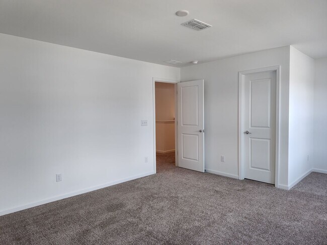 Building Photo - Move-in Ready home Located in The Parkside...