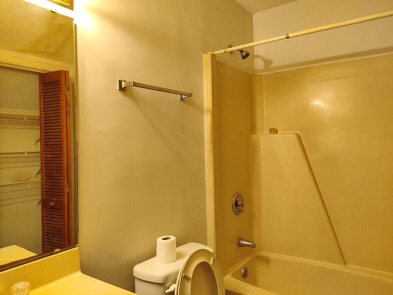 Building Photo - 500 Fairway Village Dr