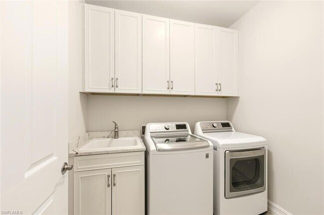 Building Photo - 28044 Sanibel Sands St