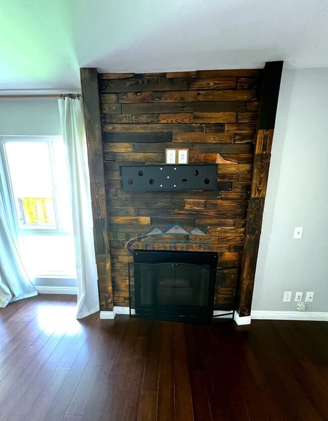 Building Photo - Charming 2-Bed 2-Bath with Private Deck & ...
