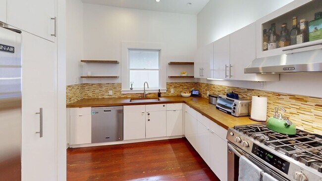 Building Photo - Downtown San Anselmo Updated 4x3 + aupair ...