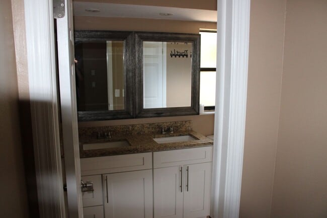 Building Photo - Updated 3 bedroom 2 bath in Greenbrook Estates