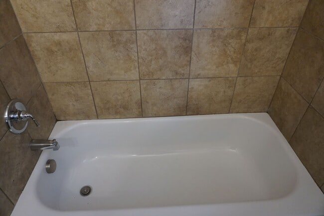 Building Photo - Upgraded 4 Bed 2 Bath Midvale Home