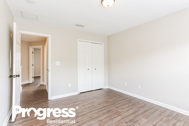 Building Photo - 2464 Royal Pointe Dr