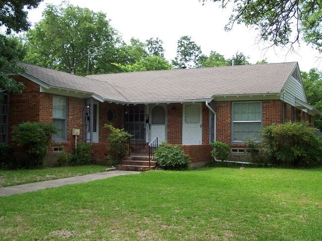 Building Photo - 5830 1/2 Penrose Ave