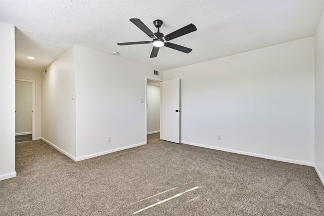Building Photo - 425 E Castle Harbour Dr