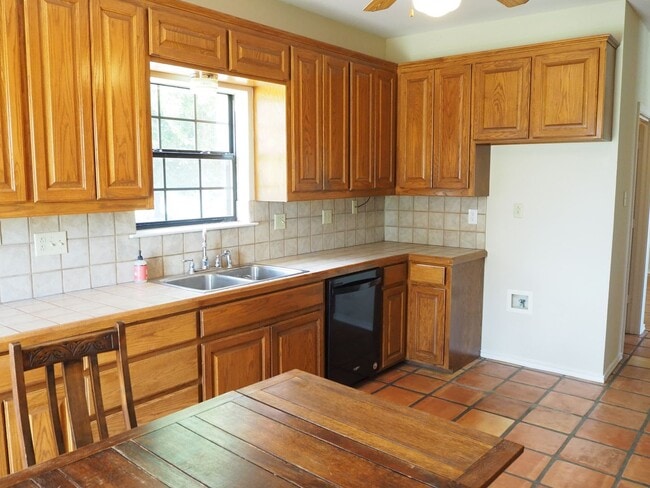 Building Photo - 5 Bed 4 Bath in Pilot Point
