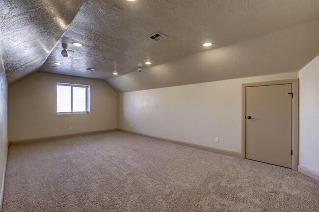 Building Photo - Beautifully Designed 5 Bedroom Home in Was...