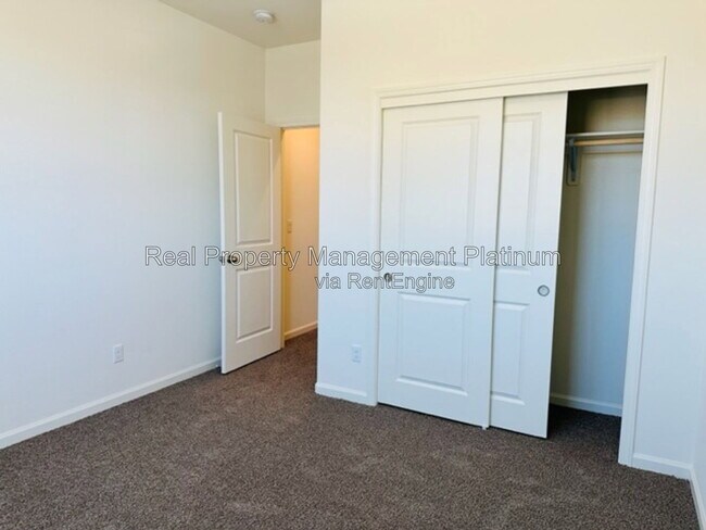 Building Photo - 1477 Las Rosas Ave