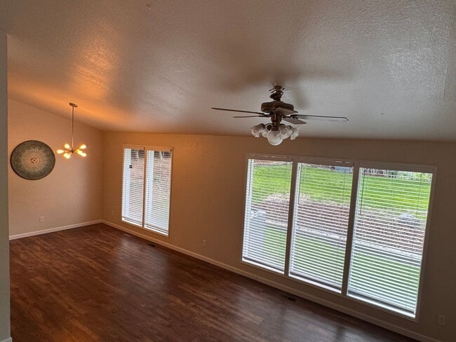 Building Photo - Selah 4 bedroom 3 Bathroom Double Garage, Fenced Yard