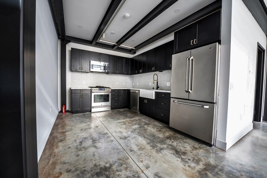 Building Photo - 130 S Hewitt St