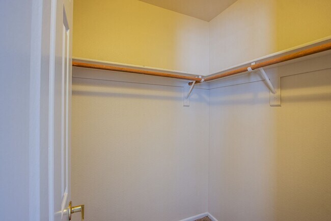 Building Photo - Beautiful 3Bed/3Bath cul-de-sac home located  in The Lakes Community with a sparkling pool and spa!