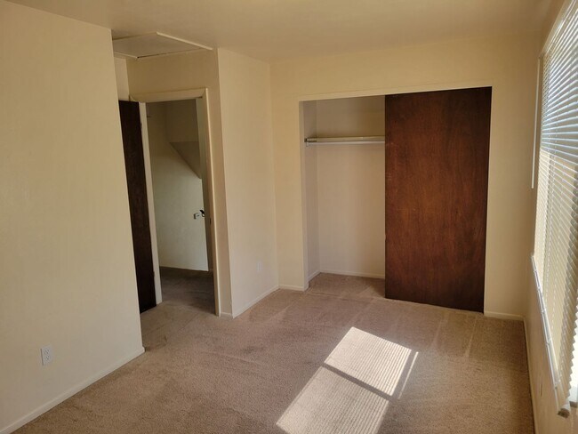 Building Photo - 4 Bed Home Available Now!