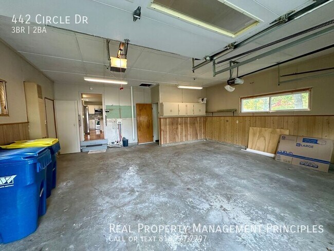 Building Photo - 442 Circle Dr