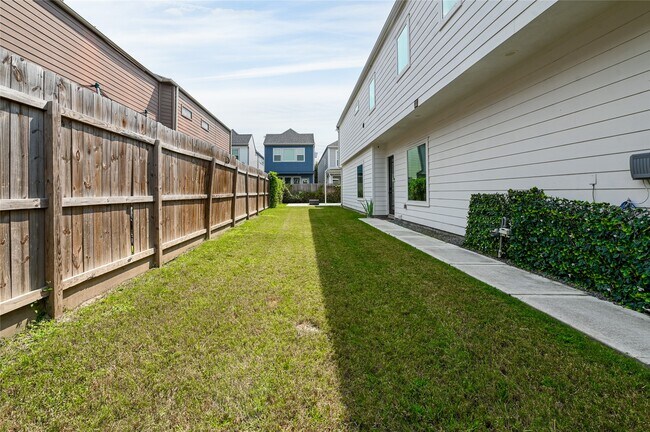 Building Photo - 5233 Darling St