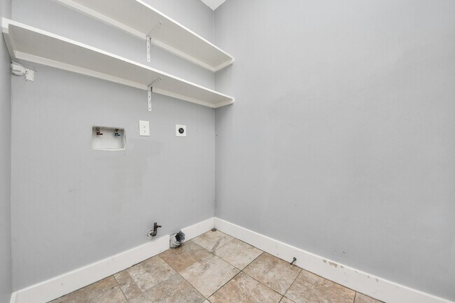 Building Photo - 2820 Holman St