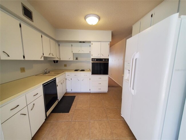 Building Photo - 2461 Rhodesian Dr