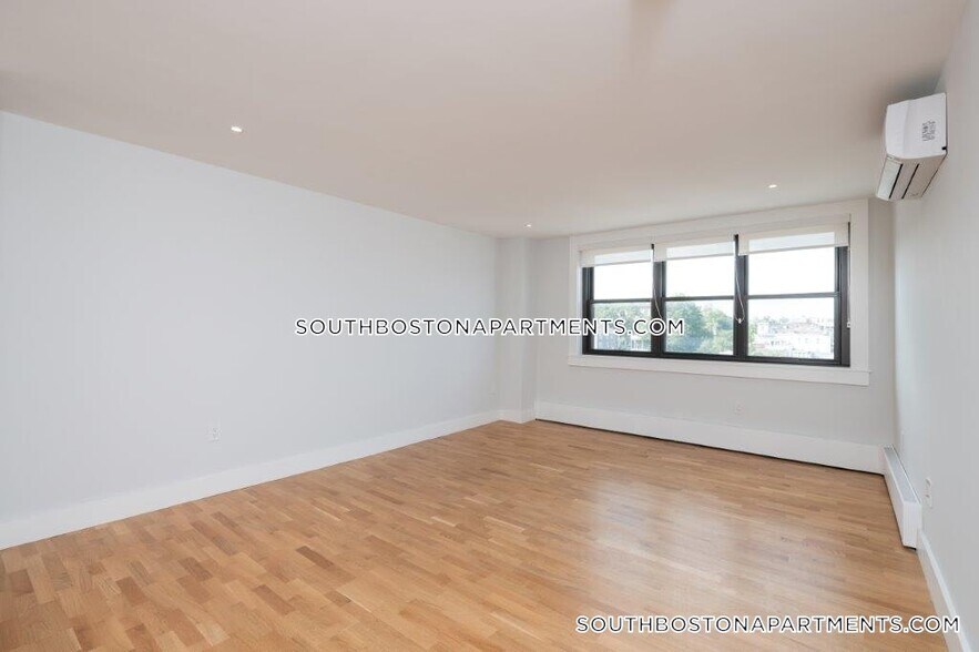 Building Photo - 1410 Columbia Rd