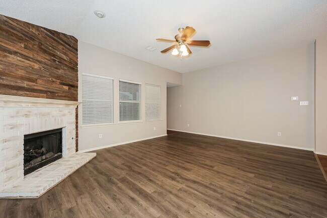 Building Photo - 430 Creekwood Ct