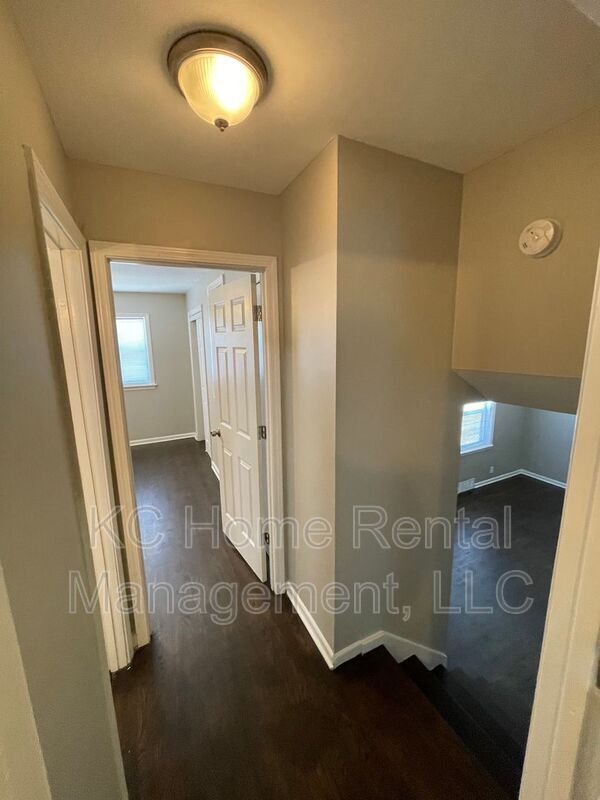 Building Photo - 706 NE Orchard Dr