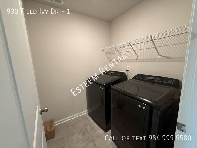Building Photo - 930 Field Ivy Dr