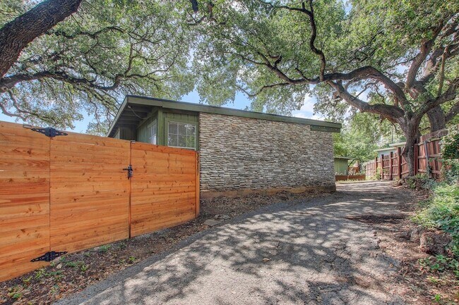 Building Photo - 3317 S Oak Dr