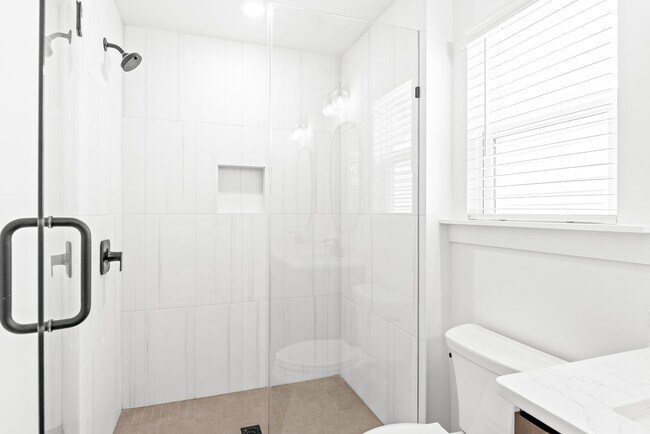 Building Photo - Move-in Ready Modern Townhome!!