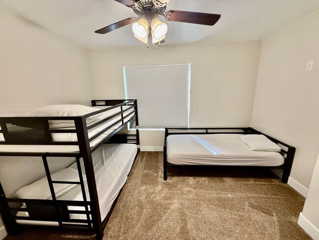 Building Photo - 521 N Creek Ridge Dr