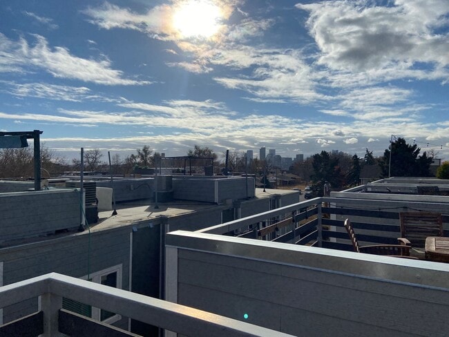 Building Photo - Modern 2 bedroom Townhome with huge Rooftop deck!!!