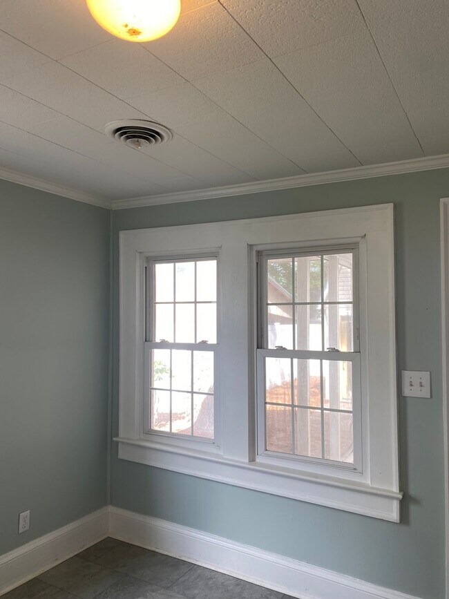 Building Photo - Lovely 3 Bedroom Rambler
