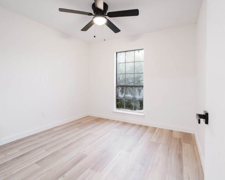 Building Photo - 301 Sheffield Dr