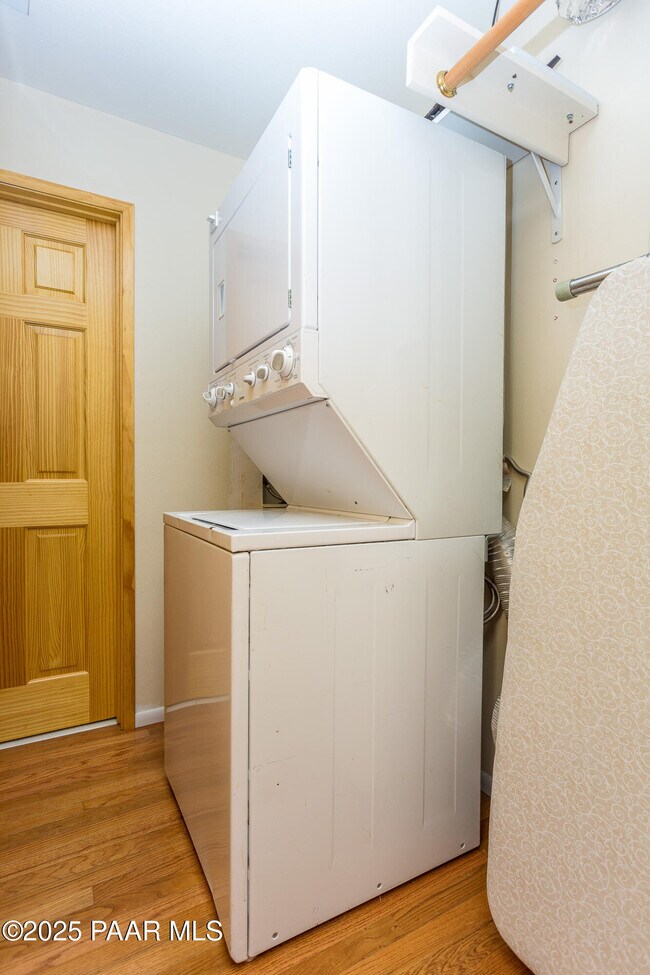 Building Photo - 136 Grove Ave