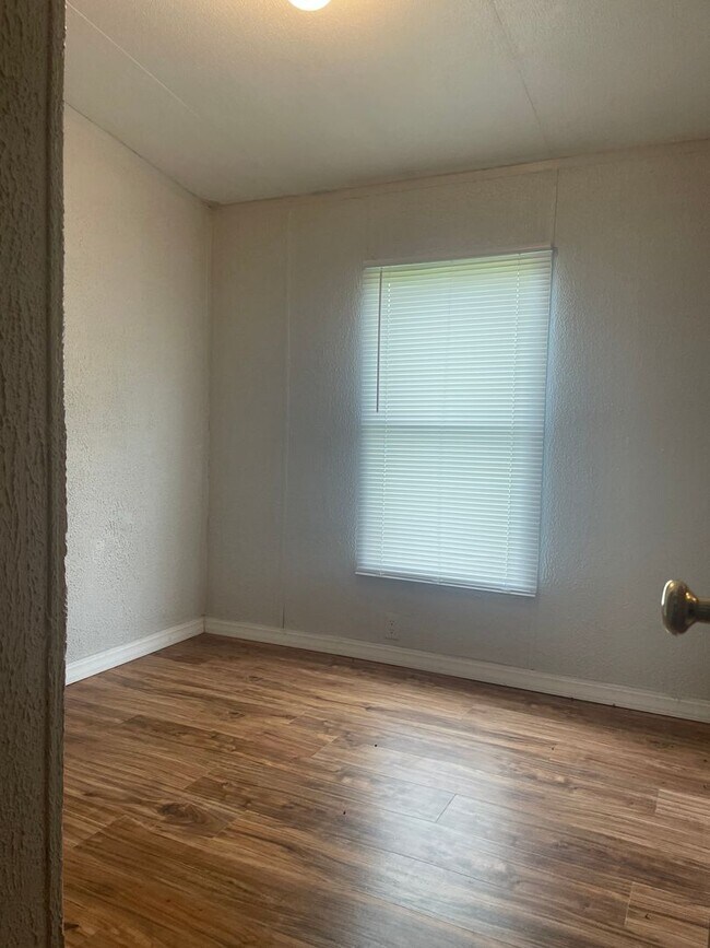 Building Photo - 3 Bedroom 2 Bathroom (move-in ready)