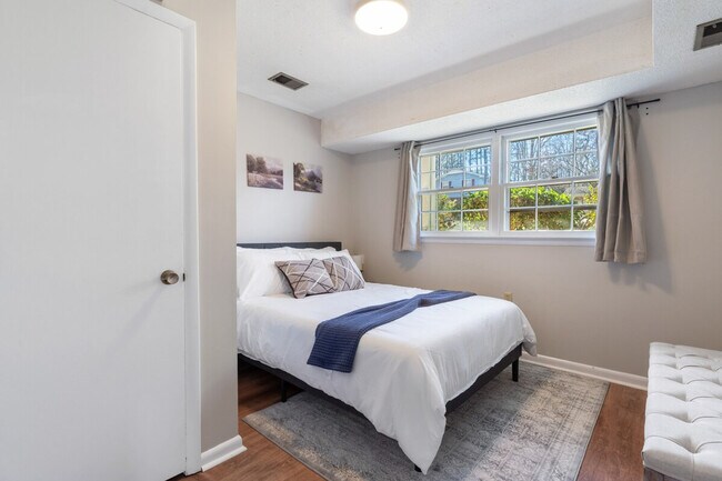 Building Photo - 710 SE Maynard Rd