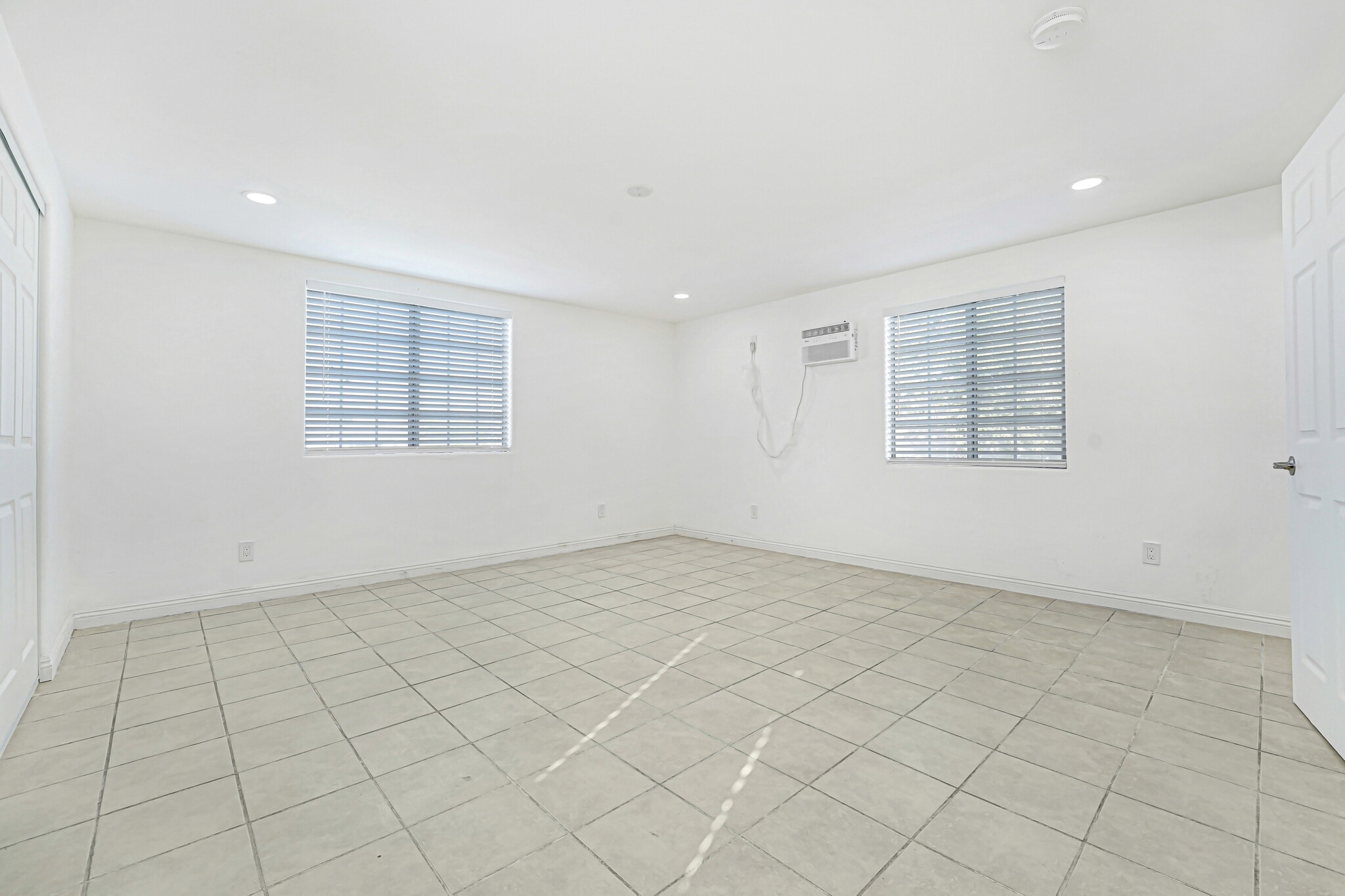 Building Photo - 400 W 109th St