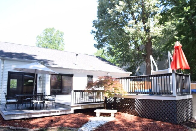 Building Photo - 826 Maywood Cir