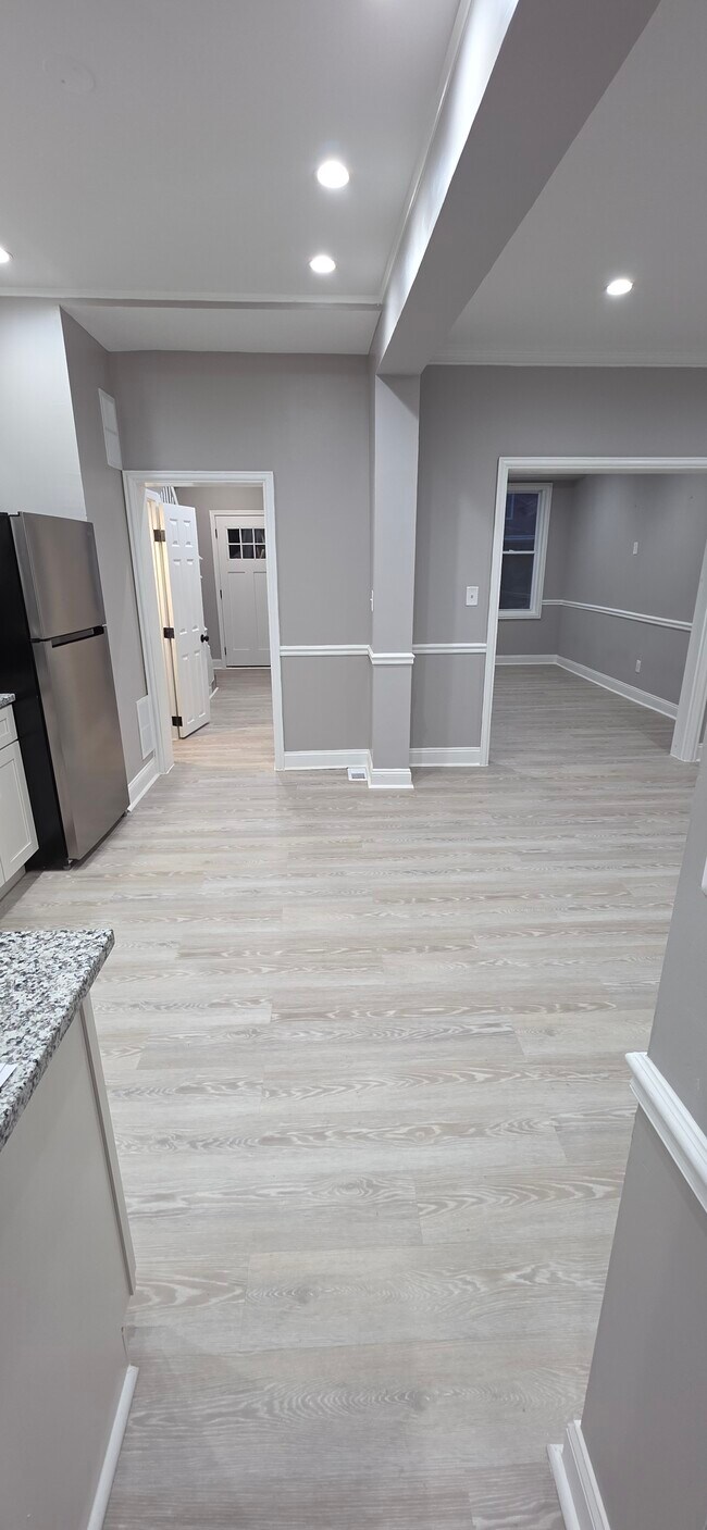 Building Photo - 2461 Shirley Ave