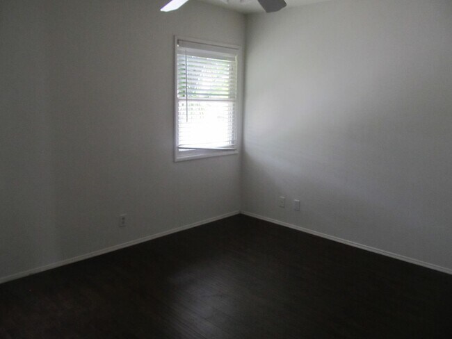 Building Photo - Sycamore (610-612) East