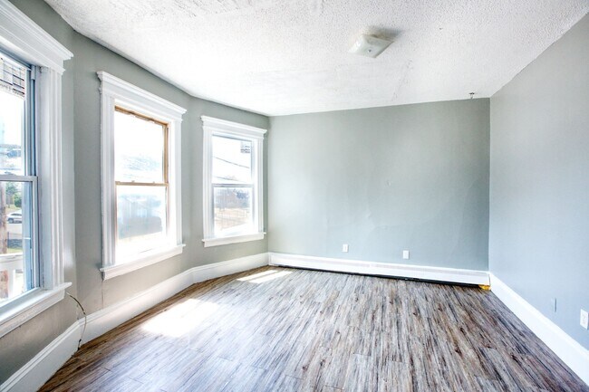Building Photo - OVERSIZED 3 bedroom 1 bathroom Apartment