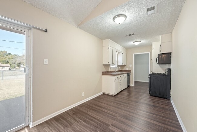 Building Photo - 3 Bedroom, 1.5 Bath Home with Spacious Layout and Large Yard