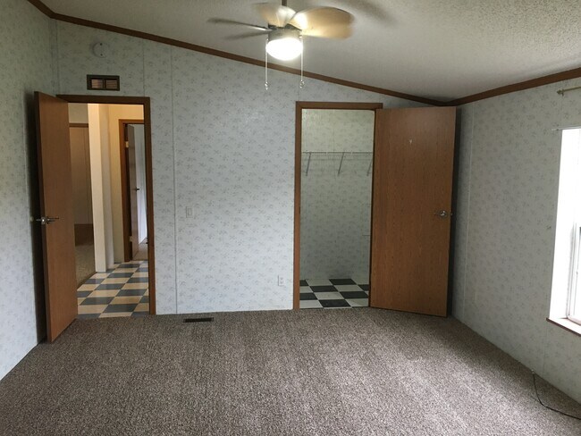 Building Photo - 585 110th Ave