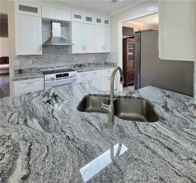 Building Photo - 1696 Central Park Loop