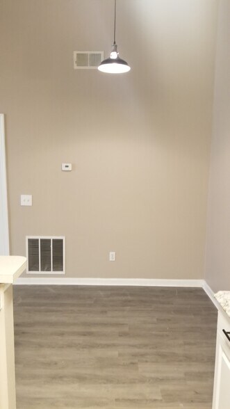 Building Photo - 6584 Swissco Dr